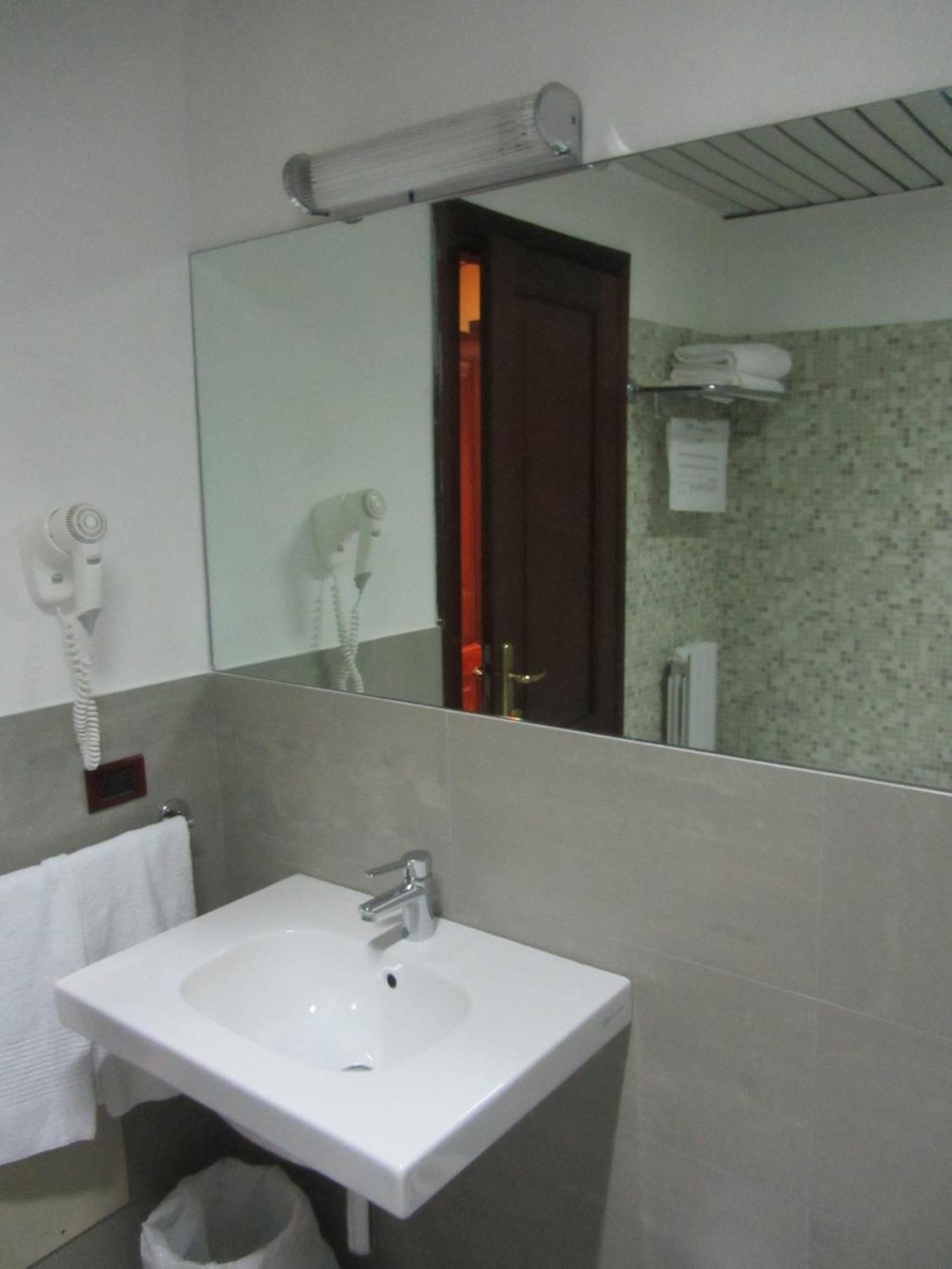 Hotel Leonardo Da Vinci Sassari Extérieur photo